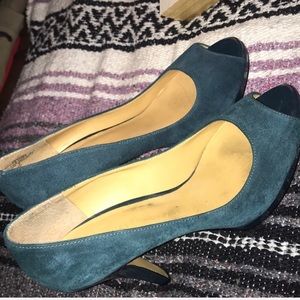 Open-toed velvet turquoise high heels